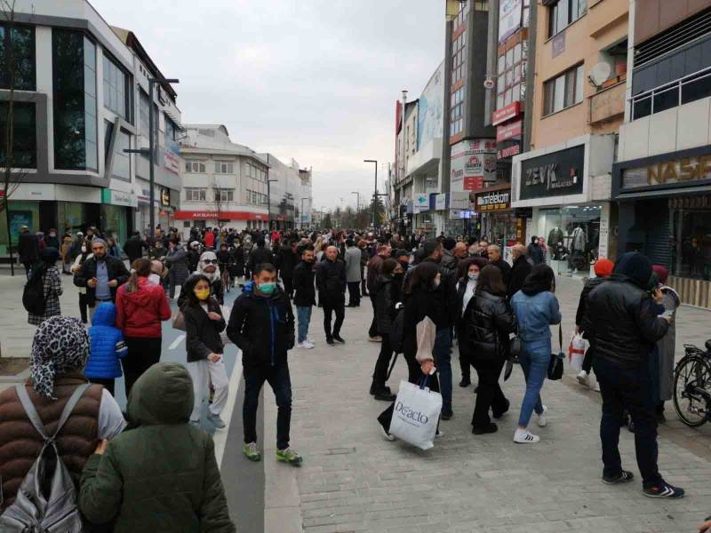 ترکی میں 5.6 شدت کے زلزلے کے جھٹکوں سے عمارتیں لرز گئیں