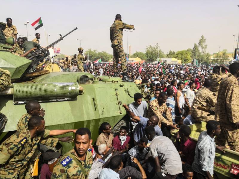 سوڈان: فوج عوام کے سامنے گھٹنے ٹیکنے پر مجبور، سیاسی حکومت بحال