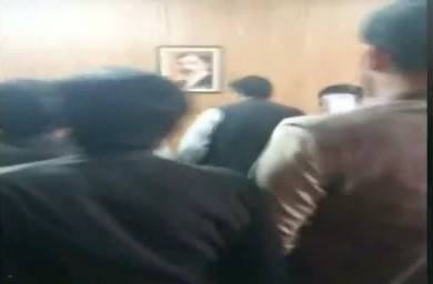 منڈی بہاؤالدین میں وکلاء کا سیشن جج پر تشدد, ویڈیو وائرل 