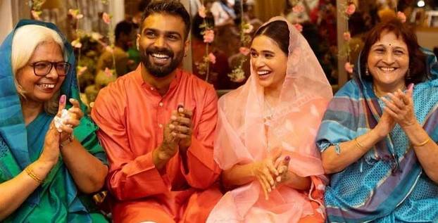 بھارت کی صف اول کی گلوکارہ نے مسلمان دوست سے بیاہ رچا لیا 