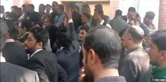 منڈی بہاؤالدین : جج پر تشدد کرنے والے وکلا کے لائسنس معطل 