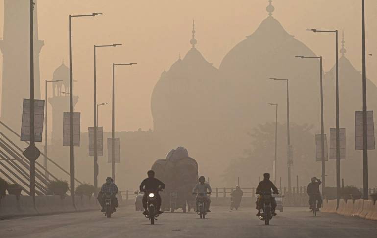 لاہور آج بھی دنیا کا آلودہ ترین شہر، سموگ کے بعد فوگ میں بھی اضافہ، آئندہ ہفتے سے بارشوں کا امکان
