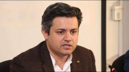 مہنگائی پر سیاست درست نہیں، قیمتیں اسی وقت کم ہوں گی جب عالمی منڈی میں ہوں گی: حماد اظہر