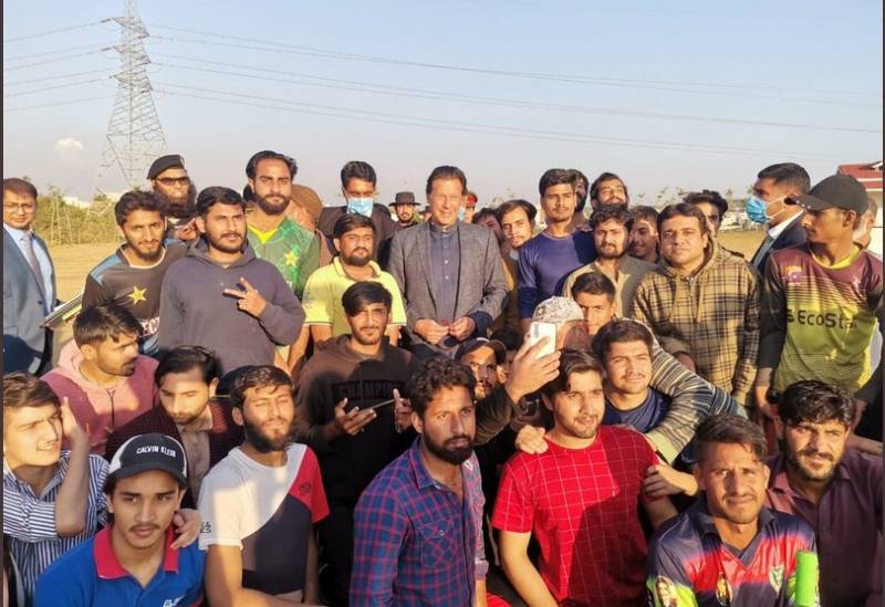 وزیراعظم عمران خان کا بنی گالہ کرکٹ گراؤنڈ کا دورہ ، تصاویر سوشل میڈیا پر وائرل ہوگئیں 