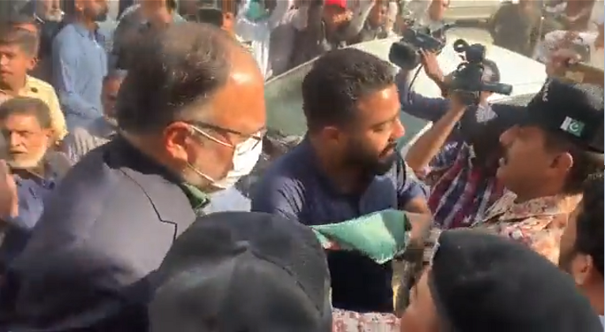 گرین لائن منصوبے کے علامتی افتتاح کے موقع پر لیگی رہنماؤں اور رینجرز اہلکاروں میں تلخ کلامی