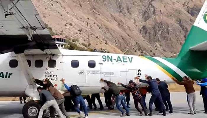 ائیرپورٹ پر جہاز کو دھکا لگانے کی ویڈیو انٹرنیٹ پر وائرل