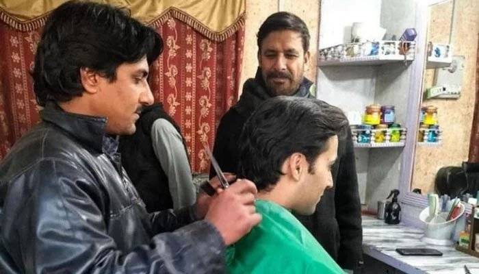 کٹنگ کیلئے مشہور ہیئر سٹائلسٹ نہیں بلکہ مقامی حجام، جنید صفدر کہاں پہنچ گئے؟