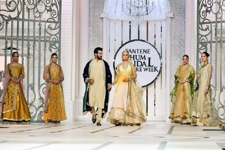 لاہور میں عروسی ملبوسات کی نمائش کی تصویری جھلکیاں
