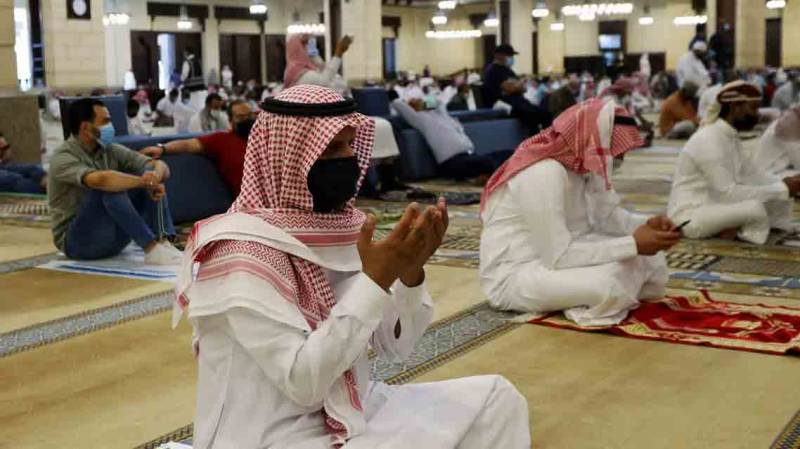 سعودی عرب نے سماجی فاصلے کی پابندی دوبارہ عائد کر دی