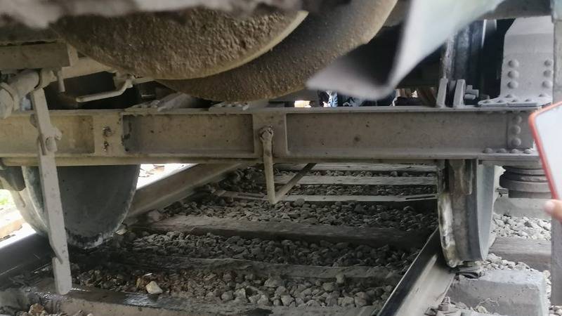 لاہور سے کراچی جانیوالی ٹرین پٹری سے اتر گئی