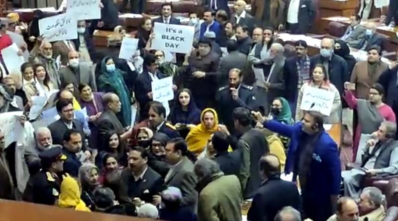 پیپلز پارٹی کی شگفتہ جمانی نے پی ٹی آئی کی غزالہ سیفی کو تھپڑ رسید کر دیا