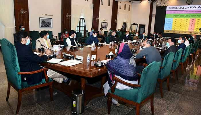  سکول کھلے رہیں گے، ماسک پہننا ضروری ہوگا:سندھ ٹاسک فورس کا فیصلہ
