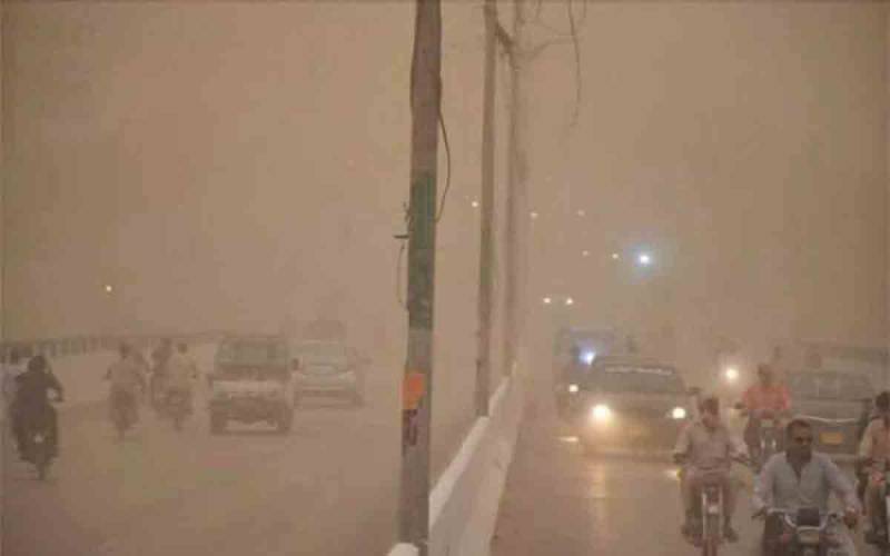 کراچی، تیز ہواؤں سے تباہی، مختلف حادثات میں 4 افراد جاں بحق