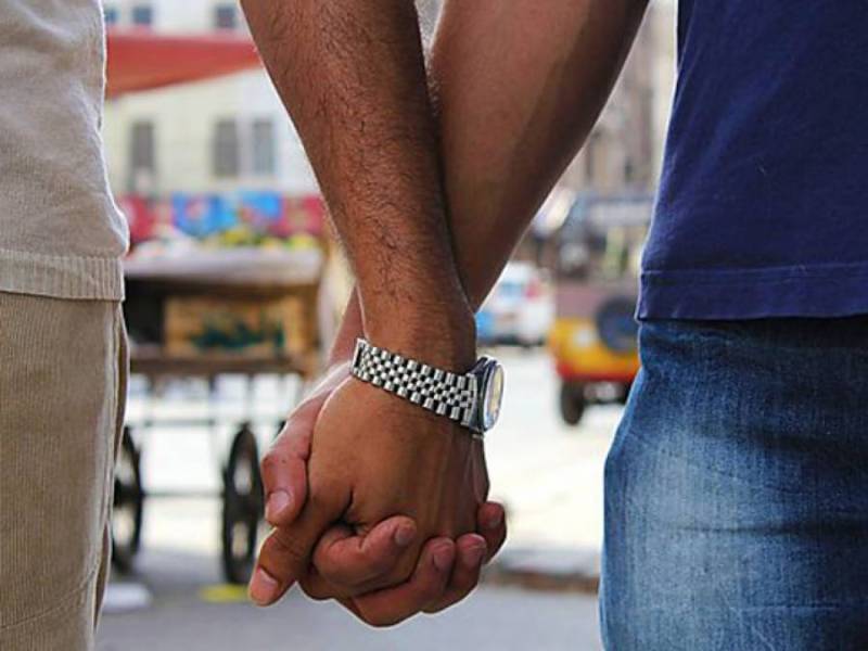 برطانیہ میں ہم جنس پرست جوڑے کو گھر فروخت کرنے سے انکار