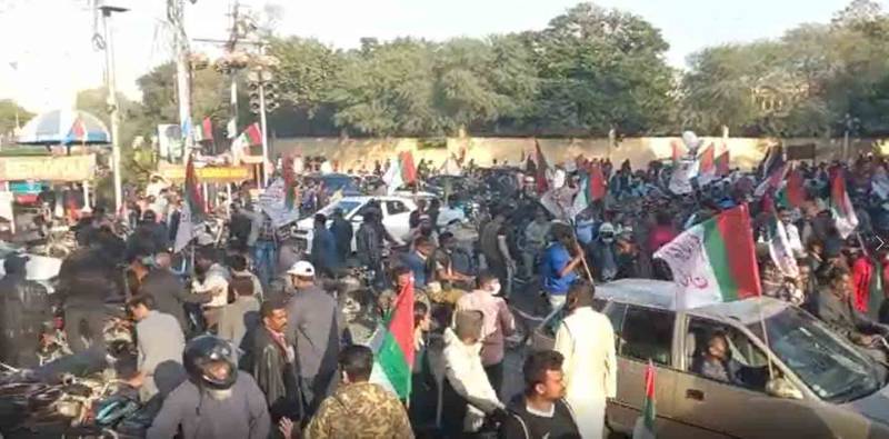  کراچی، ایم کیو ایم کے دھرنے پر پولیس کی شیلنگ اور لاٹھی چارج