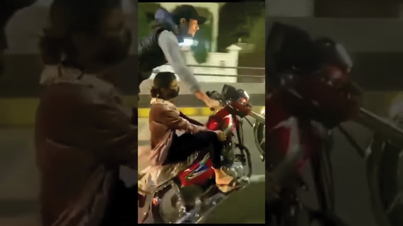 لاہور : خطرناک ون ویلنگ کرنیوالا نوجوان ٹک ٹاکر گرفتار