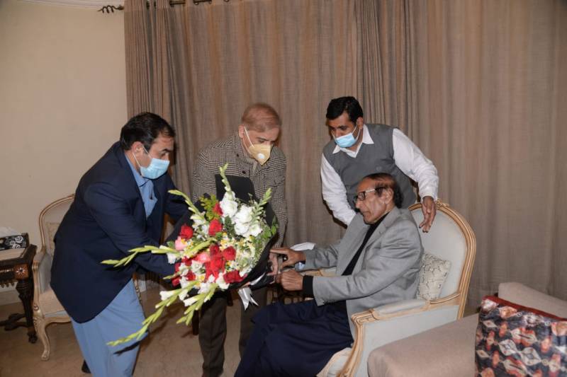 تحریک عدم اعتماد پر ساتھ دیں: شہباز شریف نے چودھری برادران سے مدد مانگ لی 