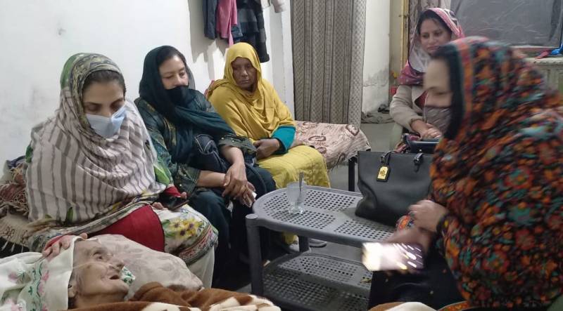 پاکستان پیپلز پارٹی ویمن ونگ پنجاب کا سینئر کارکن زرینہ شیخ کو علاج کی سہولیات فراہم کرنے کا اعلان