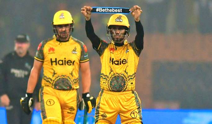پشاور زلمی کے محمد حارث نے 18 گیندوں پر نصف سنچری بنا ڈالی