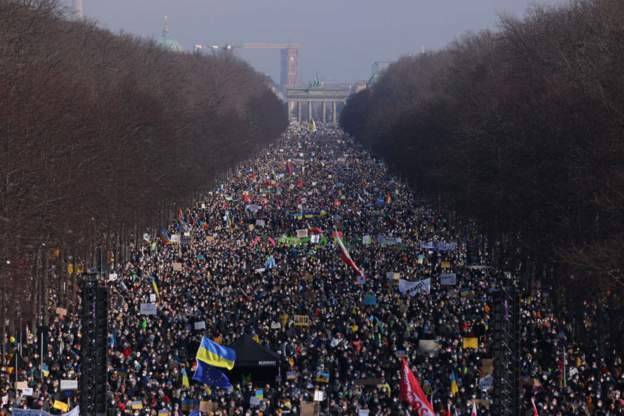 برلن میں روس کے خلاف احتجاج، جرمن چانسلر کا دفاعی بجٹ بڑھانے کا اعلان 