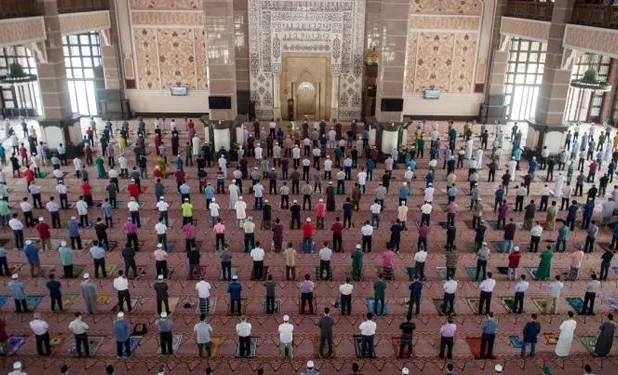 ملائیشیا میں کورونا ویکسین کی بوسٹر ڈوز نہ لگوانے والوں کے مسجد میں داخلے پر پابندی