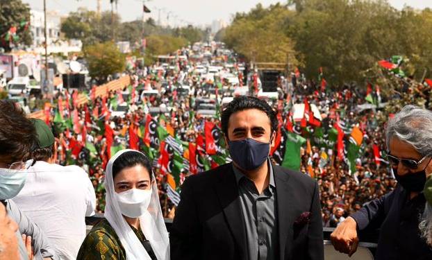 پیٹرول 12 روپے مہنگا کر کے 10 روپے سستا کرنا بے قوف بنانے کی کوشش ہے: بلاول بھٹو