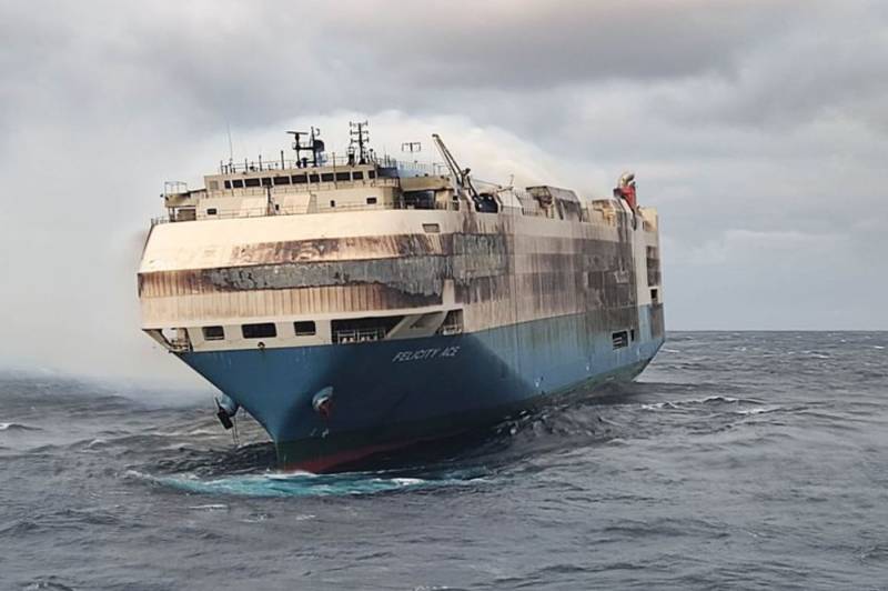  لگژری گاڑیوں سے لدا بحری جہاز سمندر میں ڈوب گیا