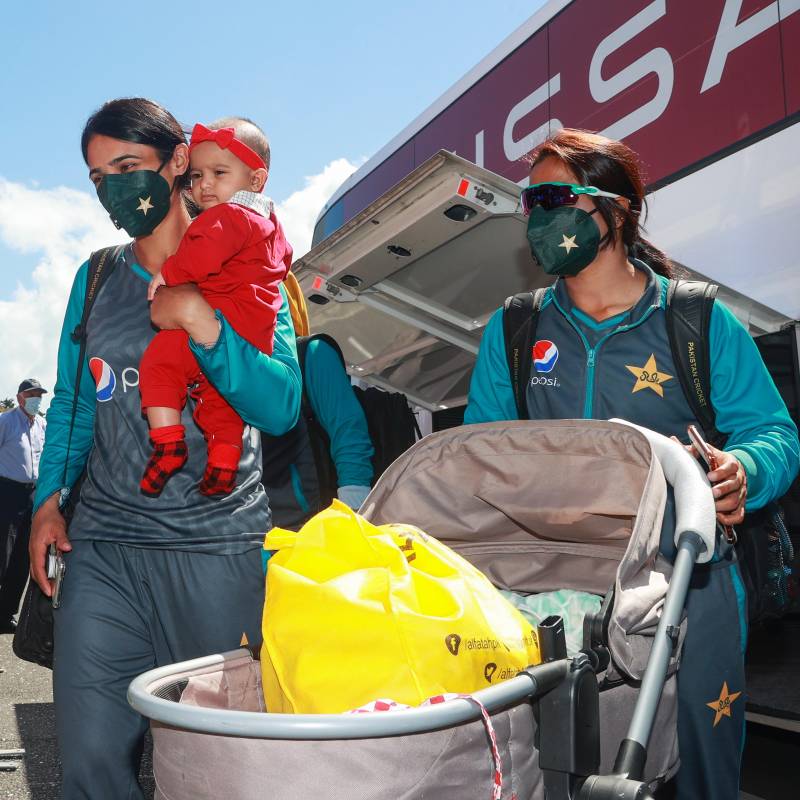 بسمہ معروف کی نومولود بیٹی سب کی توجہ کا مرکز،بھارتی کھلاڑیوں کی سیلفیاں 