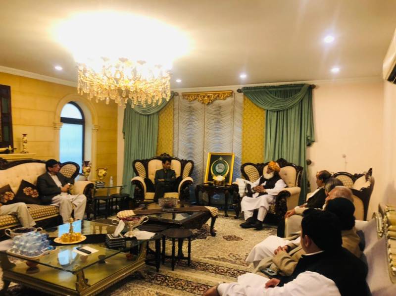 مولانا فضل الرحمن سے اہم حکومتی اتحادیوں کی ملاقات ، وفاقی وزیر بھی شامل 