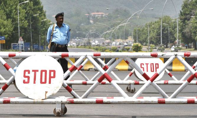 پارلیمینٹ جانے والے تمام راستے خاردار تاریں اور بیرئیر لگا کر سیل کر دئیے گئے