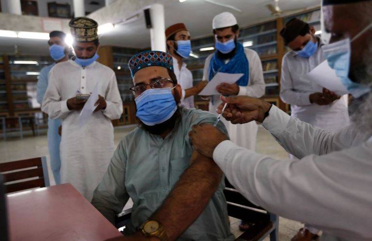 پاکستانیوں کیلئے سکھ کا سانس، کورونا کا زور ٹوٹ گیا