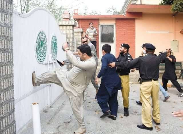  عدم اعتماد کی کارروائی آئین کے مطابق ہونی چاہیے: سپریم کورٹ