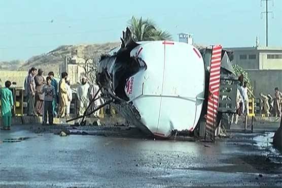 کراچی : آئل ٹینکر الٹ گیا،  لوگ تیل جمع کرنے کیلئے  ڈرم لے آئے