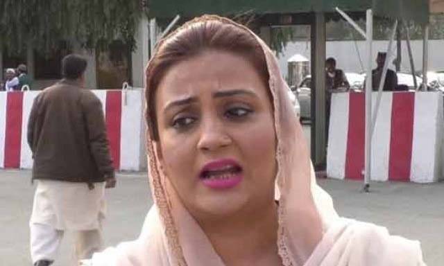  دروازہ توڑ دیں گے: عظمی بخاری کا ایوان  میں جانے سے روکنے پر ردِعمل