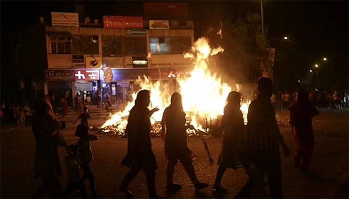 بھارتی مسلمانوں پر زمین تنگ ،40مسلمان گھروں کو آگ لگا دی گئی 