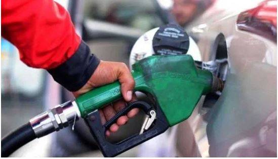 حکومت کا پیٹرولیم مصنوعات کی قیمتیں برقرار رکھنے کے فیصلے پر یو ٹرن لینے کا امکان