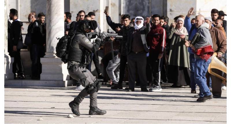 اسرائیل کا ایک بار پھر مسجد اقصیٰ میں فلسطینیوں پر حملہ ، 17 زخمی 
