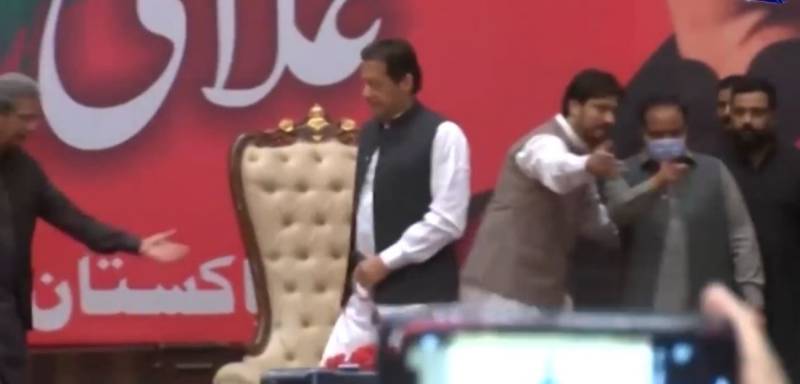 پی ٹی آئی ورکرز کنونشن ، عمران خان سے ملنے آنے والے عثمان بزدار کو سٹیج سے اتار دیا گیا 
