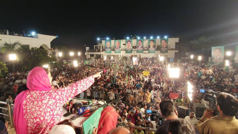 عمران خان جلد چوکوں پر خط دکھا کر مانگنا شروع کردے گا: مریم نواز 