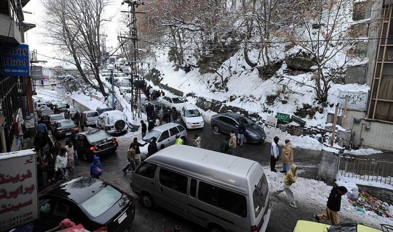 مری میں محدود تعداد میں گاڑیوں کے داخلے کی پابندی ختم