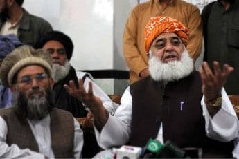 اتحادیوں کا فیصلہ ہے مدت پوری کریں گے، عمران خان گرفتاری کے ڈر سے پشاور میں چھپ گیا: فضل الرحمن 
