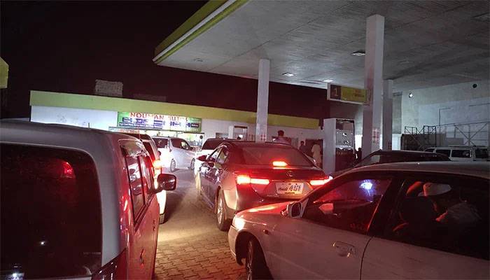 پٹرول مہنگا کیا ہوا ،پٹرول پمپس نے پٹرول ہی غائب کر دیا 