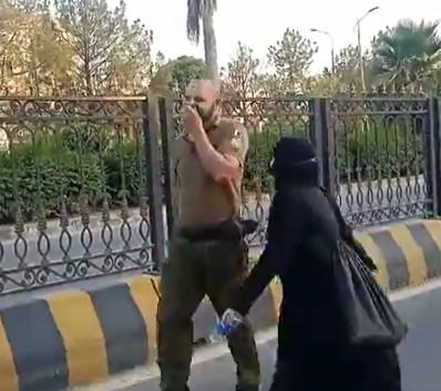 پی ٹی آئی مارچ میں مشتعل خاتون کو پولیس اہلکار نے کیسے جواب دیا؟ ویڈیو وائرل
