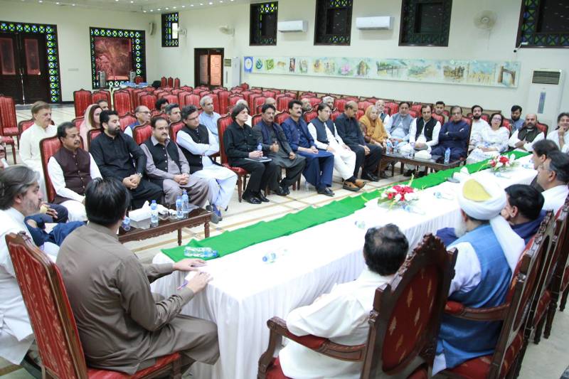 باہر نہیں بیٹھ سکتے : پی ٹی آئی ارکان اسمبلی کا استعفے واپس لینے پر غور 