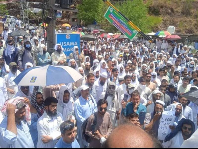 خیبرپختونخوا اساتذہ کا بنی گالا کے باہر دھرنا جاری، اسد عمر کی گاڑی روک لی، نعرے بازی 