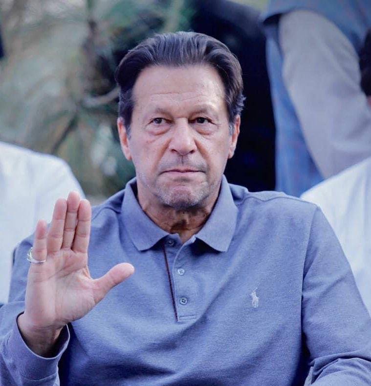 نیب قوانین میں ترمیم پر عمران خان کا مزاحمت کا فیصلہ، خواجہ حارث کے ذریعے سپریم کورٹ میں درخواست 
