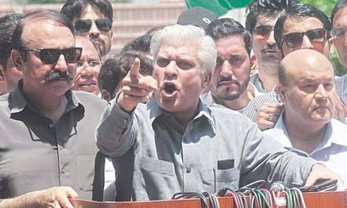 ن لیگ کے سینیٹر آصف کرمانی نے وزیر خزانہ مفتاح اسماعیل کو رابن ہڈ قرار دے دیا 