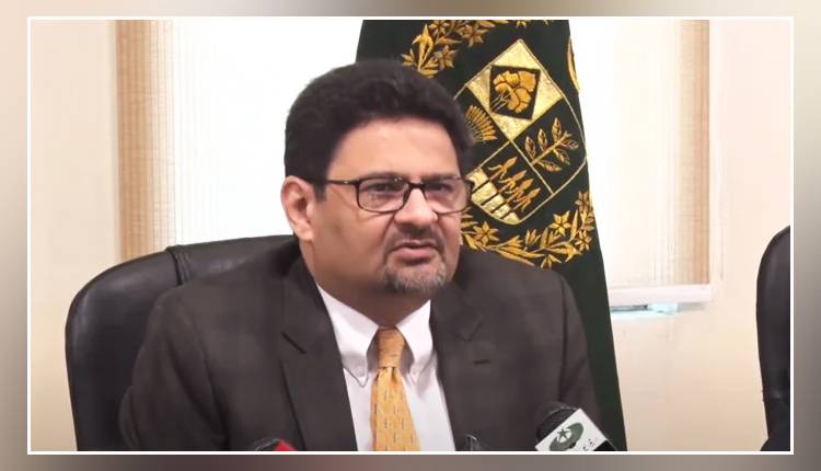 اس سال ٹیکس اور لیوی کی مد میں 33 فیصد زائد پیسے لیں گے: مفتاح اسماعیل