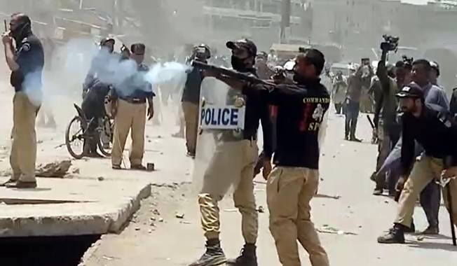 بجلی کی لوڈشیڈنگ کیخلاف احتجاج، پولیس کا لاٹھی چارج اور آنسو گیس کی شیلنگ، ایک خاتون ہلاک
