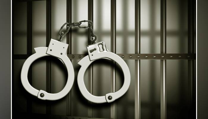 ایس ایچ او اپنے کانسٹیبل بیٹے کیساتھ منشیات اسمگل کرتے ہوئے گرفتار